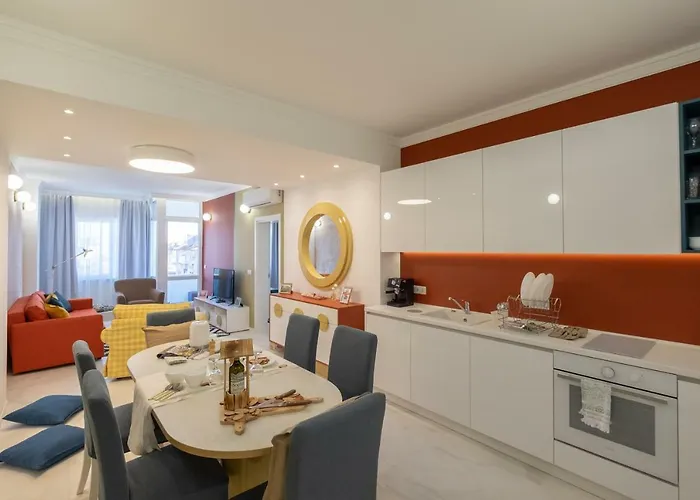 Vitosha Blvd 3-bedroom, 2-bathroom Lux * Sofía