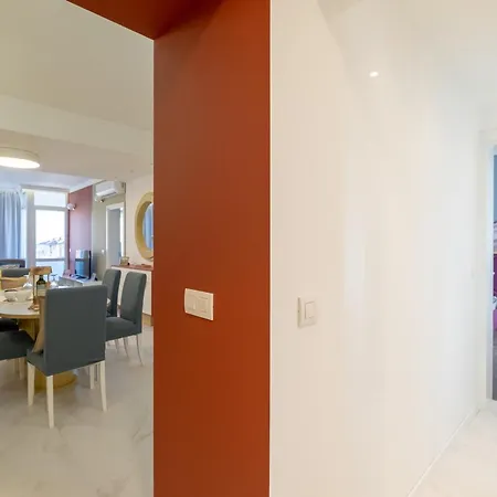 Vitosha Blvd 3-bedroom, 2-bathroom Lux アパート ソフィア