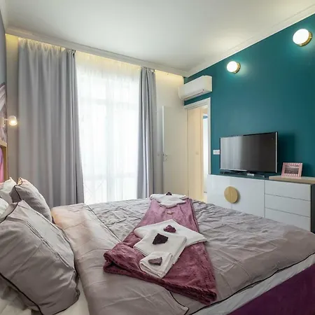 Vitosha Blvd 3-bedroom, 2-bathroom Lux アパート ソフィア
